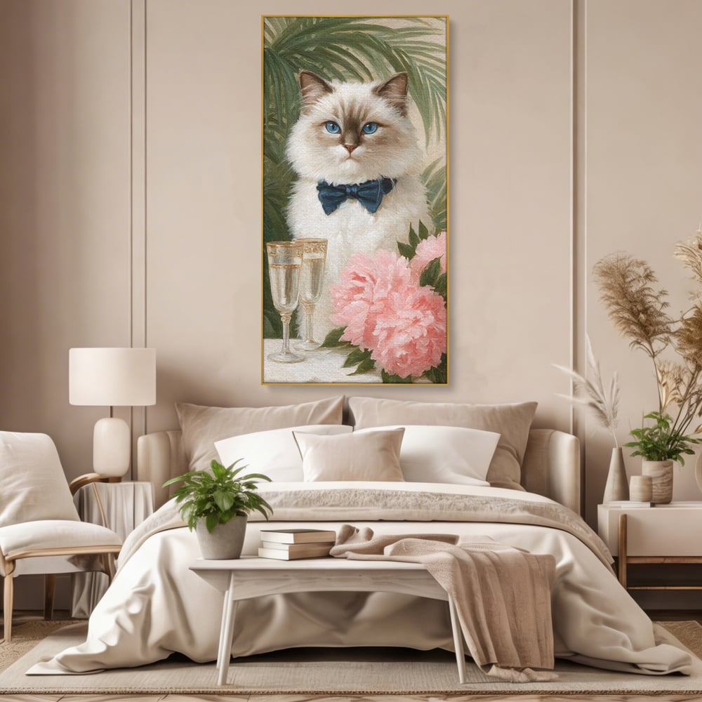 Tablou canvas cu tablou canvas cu motan elegant, in rama de aluminiu auriu, pe perete intr-un dormitor